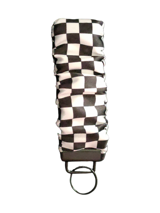 SCRUNCHIE KEY WRISTLET Satin Checkered | Black & White